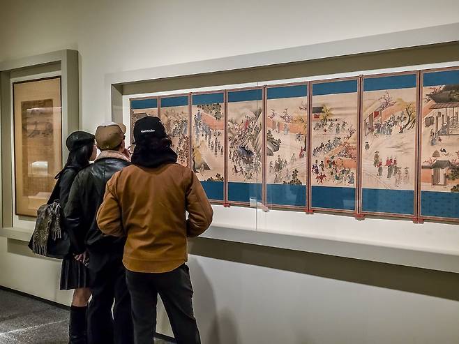 Visitors view artworks at the Lee Kun-hee Collection overseas traveling exhibition at the Smithsonian National Museum of Asian Art in Washington. [SAMSUNG ELECTRONICS]
