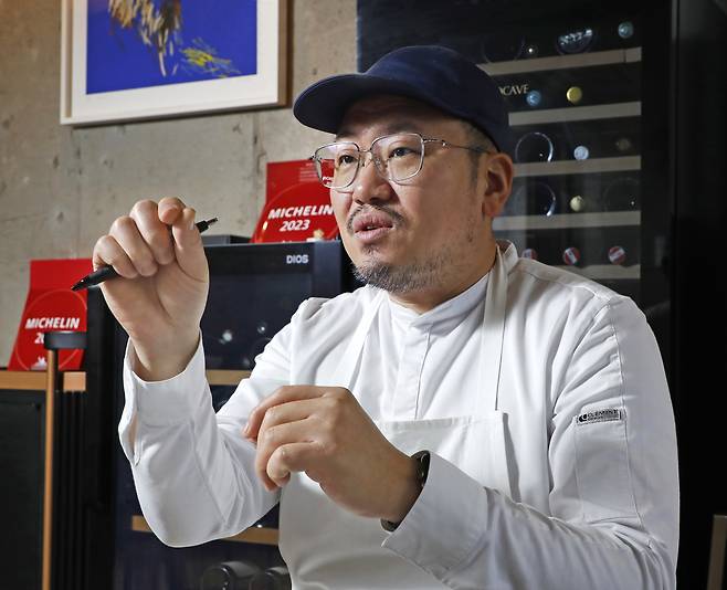 Chef Ko Hyo-il speaks during an interview with Korea JoongAng Daily at his French restaurant, Chez Nous Private Kitchen, in Yongsan District, central Seoul, on Jan. 16.[PARK SANG-MOON]