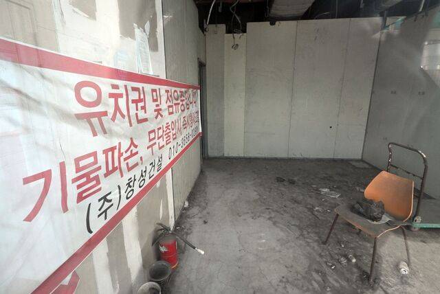 오랜 기간 방치돼 바닥에 먼지가 잔뜩 쌓인 모습. 인천=권현구 기자