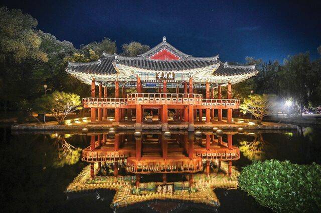 남원 광한루원 내 물에 비친 완월정. 한국관광공사 제공