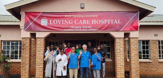 황성주(앞줄 오른쪽 두 번째) 사랑의병원 원장이 개원예배 후 병원 의료진과 함께했다. 황 원장 제공