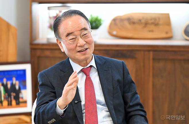 류영모 원로목사가 28일 경기도 고양 나부터포럼 사무실에서 은퇴(retire)의 의미를 설명하고 있다. 그는 “은퇴는 다시(re) 근심거리(tired)가 생겼으니 하나님 앞에 기도해야 한다는 의미”라며 “타이어를 다시 장착해(retired) 새 사역에 나서라는 뜻도 있다”고 말했다. 고양=신석현 포토그래퍼