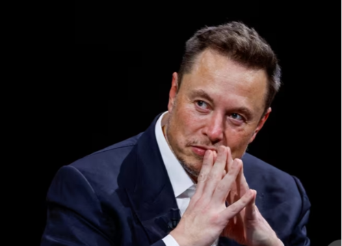 일론 머스크가 지난달 16일(현지시간) 프랑스 파리에서 열린 비바 테크놀로지 컨퍼런스에서 생각에 잠겨있다. (사진=뉴스1)