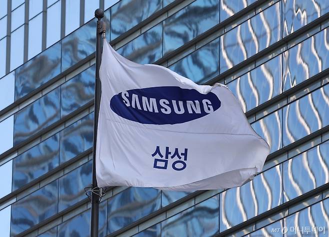 (서울=뉴스1) 김성진 기자 = 삼성전자가 2025년 4분기 반도체 사업에서 16조4000억원의 영업이익을 거뒀다. 전체 분기 영업이익은 20조원을 넘겼다. 한국 기업 최초 기록이다.  삼성전자는 연결 기준 지난해 4분기 매출은 1년 전보다 23.8% 증가한 93조8374억원, 영업이익은 209.2% 증가한 20조737억원으로 집계됐다고 29일 밝혔다. 지난해 연간 매출은 전년 대비 10.9% 증가한 333조6000억원으로 역대 최대 규모를 기록했다. 연간 영업이익은 33% 늘어난 43조6000억원을 기록했다.   사진은 이날 오전 서울 서초구 삼성전자 서초 사옥. 2026.1.29/뉴스1  Copyright (C) 뉴스1. All rights reserved. 무단 전재 및 재배포,  AI학습 이용 금지. /사진=(서울=뉴스1) 김성진 기자