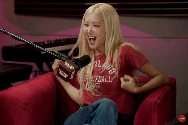 블랙핑크(BLACKPINK) 로제가 연애 사실을 숨기기 위해 할머니 분장까지 했던 일화를 공개했다. /사진=유튜브 갈무리