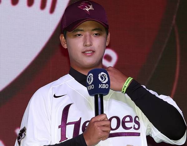 프로야구 키움 히어로즈의 신인 박준현이 자신을 둘러싼 '학교폭력' 논란에 공식입장을 발표했다. 사진은 키움 히어로즈 신인 박준현 모습. /사진=뉴스1