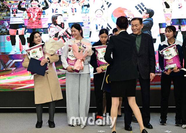 ▲ 기념 촬영을 위한 시간이 길게 느껴지는 순간.