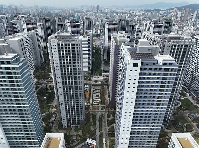 정부가 29일 내놓은 ‘도심 주택공급 확대 및 신속화 방안’에서 민간 정비사업 활성화 방안이 빠진 것으로 나타났다. 사진은 서울 강동구 둔촌주공아파트를 재건축한 올림픽파크포레온 단지 모습. [연합]