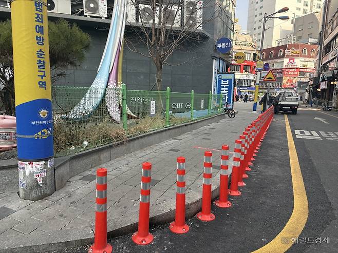 부천역 피노키오 광장의 ‘전깃줄’이라고 불리는 장소의 모습. 지금은 앉아 있지 못하도록 조치가 돼 있다. 정주원 기자