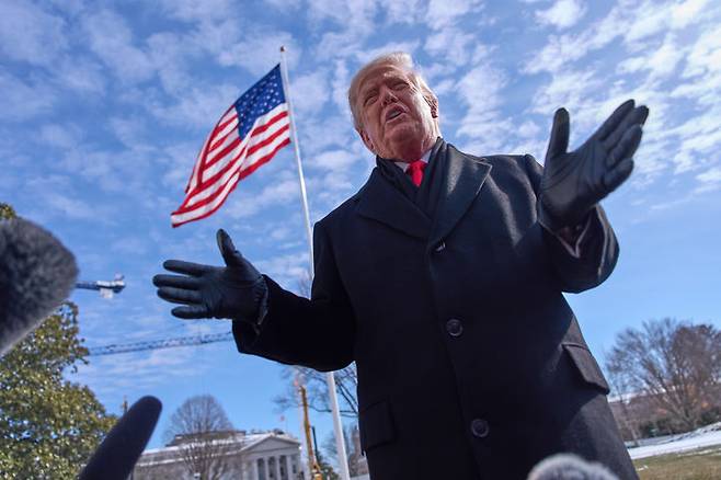 [워싱턴=AP/뉴시스]27일(현지 시간) 미국 워싱턴DC 백악관에서 도널드 트럼프 대통령이 마린원 헬기 탑승에 앞서 취재진 질문에 답변하고 있다. 도널드 트럼프 미국 대통령이 28일(현지 시간) 이란으로 대규모 함대가 향하고 있다며 핵 협상을 압박한 가운데, 이란 측이 대화할 준비가 되어 있지만 도발 시 전례 없는 방식으로 대응하겠다고 경고했다. 2026.01.28.