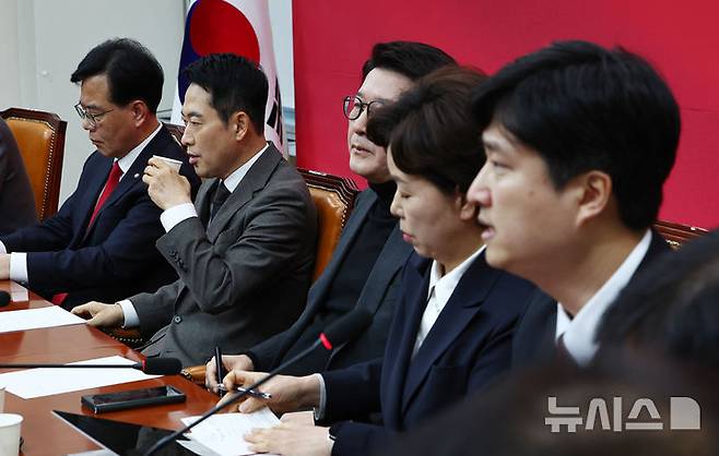 [서울=뉴시스] 김명년 기자 = 장동혁 국민의힘 대표가 29일 오전 서울 여의도 국회에서 열린 최고위원회의에서 우재준 최고위원의 한동훈 전 대표 제명에 대한 반대 발언 도중 물을 마시고 있다. 2026.01.29. kmn@newsis.com