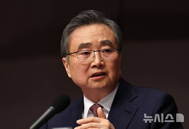 [서울=뉴시스] 최진석 기자 = 조현 외교부 장관이 29일 오전 서울 중구 한국프레스센터에서 열린 관훈클럽 초청 토론회에서 패널의 질문에 답하고 있다. 2026.01.29. myjs@newsis.com