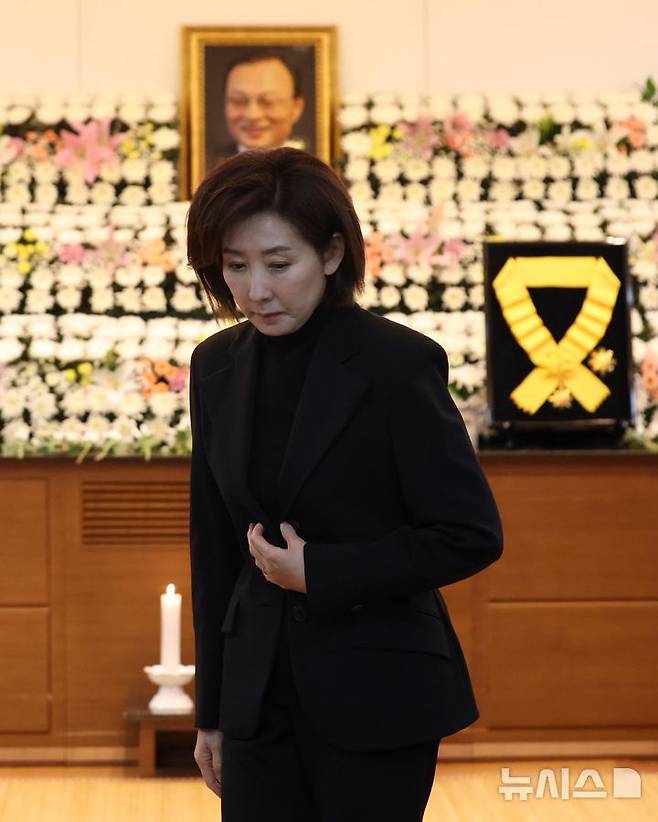 [서울=뉴시스] 사진공동취재단 = 나경원 국민의힘 의원이 29일 서울 종로구 서울대학교병원 장례식장에 마련된 고(故) 이해찬 전 국무총리의 빈소에서 조문 후 자리를 나서고 있다. 2026.01.29. photo@newsis.com