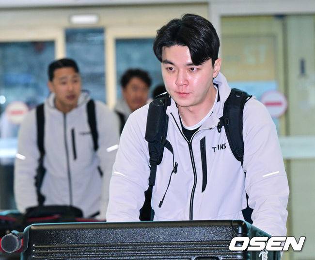 [OSEN=인천공항, 최규한 기자] 프로야구 LG 트윈스가 23일 오후 2026 시즌을 준비하기 위해 22일 오후 인천공항을 통해 미국으로 출국했다. LG 이민호가 출국장에 들어서고 있다. 2026.01.23 / dreamer@osen.co.kr