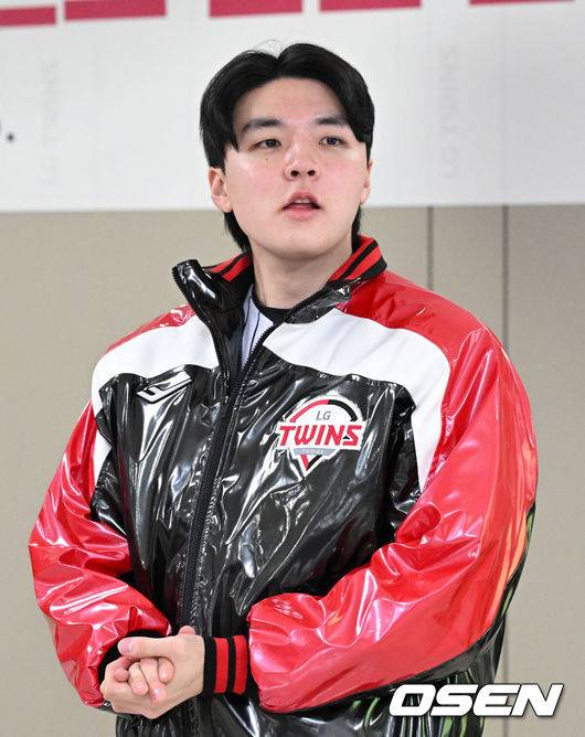 [OSEN=잠실, 이대선 기자] 6일 오후 서울 잠실야구장에서 LG 트윈스 2026년 선수단 신년인사회가 열렸다. LG 이민호가 군 제대 복귀 인사를 하고 있다. 2026.01.06 /sunday@osen.co.kr