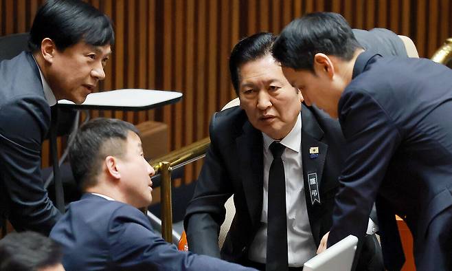 더불어민주당 정청래 대표와 한병도 원내대표가 29일 국회에서 열린 본회의에서 김한규 원내정책수석부대표, 이성윤 의원과 대화하고 있다. 연합뉴스