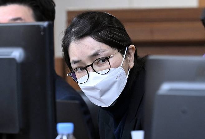 김건희 자본시장법 위반 혐의 결심 공판 - 도이치모터스 주가조작과 명태균 공천개입, 통일교 청탁·뇌물 수수 의혹 혐의 등으로 구속기소 된 김건희 씨가 3일 서울 서초구 서울중앙지방법원에서 열린 자본시장법 위반 혐의 결심 공판에 출석하고 있다. 2025. 12. 3 사진공동취재단