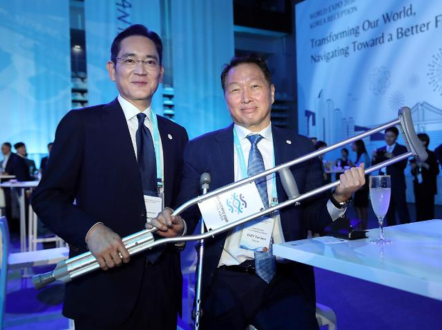 이재용 삼성전자 회장과 최태원 SK그룹 회장이 2023년 2030 부산세계박람회 공식 리셉션에 참석한 모습. 연합뉴스