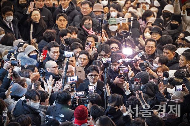 한동훈 전 국민의힘 대표가 29일 서울 여의도 국회 소통관에서 국민의힘 지도부의 제명 결정에 관한 입장 발표를 위해 기자회견장으로 향하고 있다. 성형주 기자