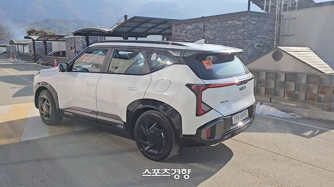 기아의 EV 시리즈를 연상케 하는 후면부를 지니고 있다. 수요층이 원하는 디자인을 2천만원대 차량에 넣어준 것은 기아의 디자인 전략 방향성을 읽어볼 대목이다. 사진 | 손재철기자