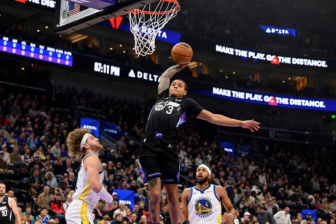 키욘테 조지가 29일 미국 유타주 솔트레이크시티의 델타 센터에서 열린 골든스테이트 워리어스와 2025~2026 미국프로농구 정규리그 홈경기에서 덩크를 시도하고 있다. 솔트레이크시티 | AP연합뉴스