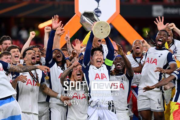 ▲ 축구 콘텐츠 매체 '매드풋볼'은 27일 21세기 최고 윙어 25인의 순위를 공개했다. 손흥민은 전체 15위에 이름을 올렸다.