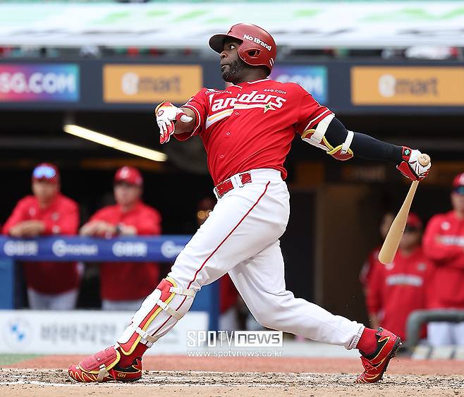 ▲ 김재환의 합류로 주로 4번을 치던 에레디아가 2번으로 이동해 상대를 압박할 수 있게 됐다 ⓒ곽혜미 기자