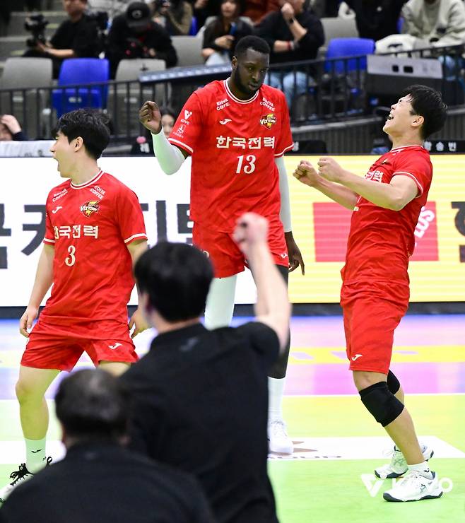 한국전력 선수들이 29일 수원체육관에서 열린 현대캐피탈전 승리가 확정되자 기뻐하고 있다. /사진=한국배구연맹 제공