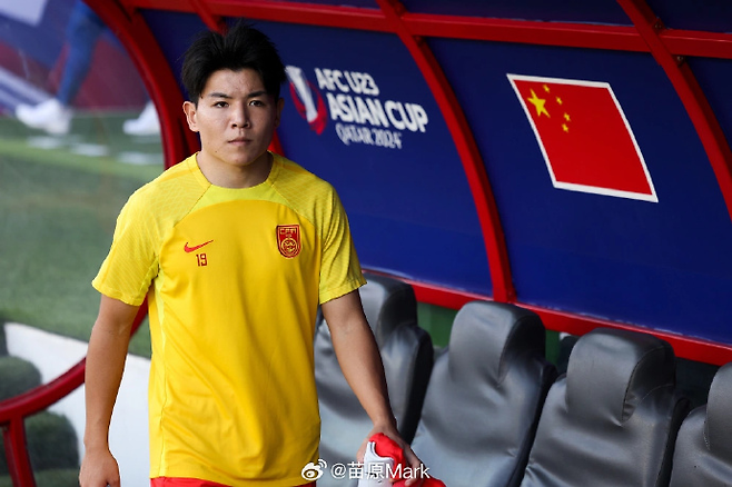 中 축구, 초대형 경사 쏟아진다…EPL 등록 선수 '드디어' 나온다→U-23 아시안컵 준우승 주장, 황희찬 동료 확정+입단 위해 영국행