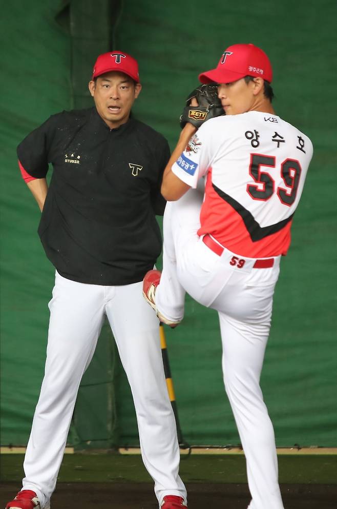 한화 이글스가 FA 김범수의 보상선수로 우완투수 양수호를 지명했다. 2006년생인 양수호는 2025 KBO 신인 드래프트에서 4라운드 35순위로 KIA에 입단했으며, 지난해 퓨처스리그 8경기에 등판, 7⅔이닝 1패 1세이브 평균자책점 4.70을 올렸다. 양수호는 2월1일부터 일본 고치에서 시작되는 한화 2군 캠프에 참가한다. KIA 타이거즈