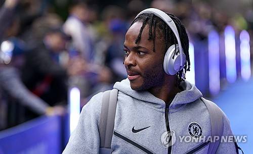 첼시는 29일(한국시간) 구단 공식 홈페이지를 통해 라힘 스털링이 상호 합의 하에 첼시 구단을 떠났고 발표했다. 1994년생 잉글랜드 윙어 스털링은 18세 어린 나이에 잉글리시 프리미어리그 무대에 데뷔한 이후 프리미어리그 통산 396경기 123골 75도움을 올렸다. 그는 지난 2022년 여름 첼시에 합류했지만 최근 전력 외 자원으로 분류돼 지난해 5월 아스널 임대 선수로 2024-2025시즌 프리미어리그 38라운드 최종전에 출전한 이후 지금까지 무려 8개월 동안 공식전에 나오지 못하고 있다. 연합뉴스