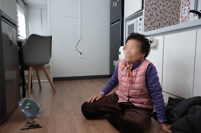 임시주택 거실에 앉아있는 권분행 어르신 [촬영 황수빈]