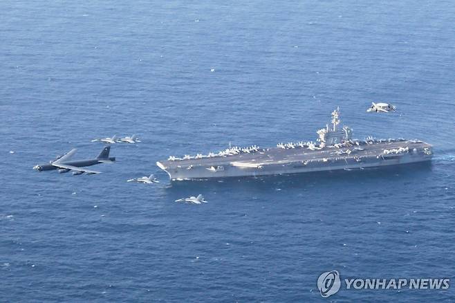 미 해군 항모 에이브러햄 링컨호와 B-52 전략폭격기 공동 훈련 모습 [미 해군 제공. Mass Communication Specialist 1st Class Brian M. Wilbur/AP=연합뉴스 자료사진]