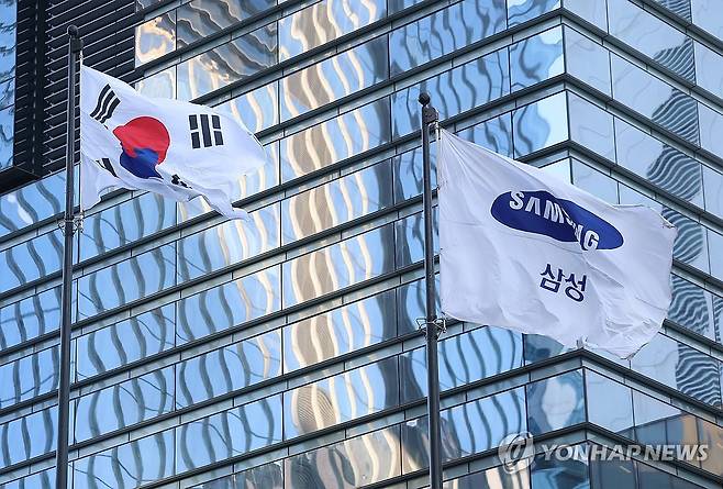 삼성전자, 2025년 영업이익 43.6조…전년보다 33.2% 증가 (서울=연합뉴스) 김성민 기자 = 삼성전자는 연결 기준 작년 한 해 영업이익이 43조6천11억원으로 전년보다 33.2% 증가한 것으로 잠정 집계됐다고 29일 공시했다. 매출은 333조6천59억원으로 전년 대비 10.9% 증가했다. 순이익은 45조2천68억원으로 31.2% 늘었다.
    사진은 이날 서울 서초구 삼성전자 서초사옥의 모습. 2026.1.29 ksm7976@yna.co.kr