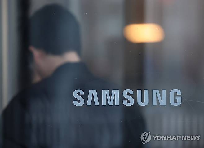 작년 영업이익 43.6조 달성한 삼성전자 (서울=연합뉴스) 김성민 기자 = 삼성전자는 연결 기준 작년 한 해 영업이익이 43조6천11억원으로 전년보다 33.2% 증가한 것으로 잠정 집계됐다고 29일 공시했다. 매출은 333조6천59억원으로 전년 대비 10.9% 증가했다. 순이익은 45조2천68억원으로 31.2% 늘었다.
    사진은 이날 서울 서초구 삼성전자 서초사옥의 모습. 2026.1.29 ksm7976@yna.co.kr