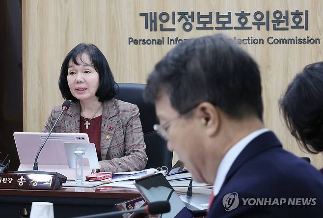 송경희 개인정보보호위원장, 전체회의 발언 (서울=연합뉴스) 이정훈 기자 = 송경희 개인정보보호위원장이 28서울 종로구 정부서울청사에서 열린 제2회 위원회 전체회의에서 발언하고 있다. 2026.1.28 uwg806@yna.co.kr