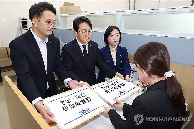 더불어민주당 천준호 원내운영수석부대표(가운데), 전용기 원내소통수석부대표(왼쪽), 백승아 원내대변인이 30일 국회 의안과에 충남대전통합특별법안과 전남광주통합특별법안을 제출하고 있다./사진=연합뉴스