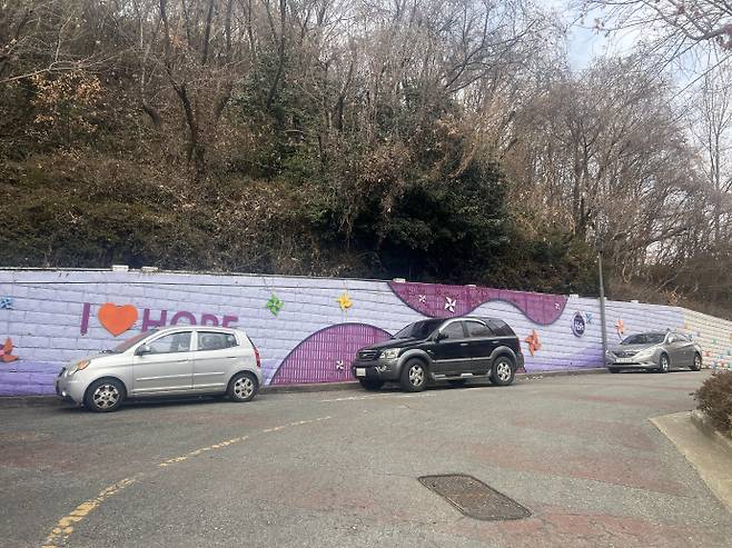 29일 오전 10시 광주 북구 삼각동 인근 '희망을 보라길 산책로'는 불법주정차된 차량으로 인해 포토존이 가려져 있다. /박건우 기자