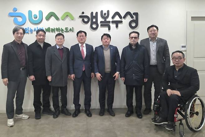 지난 26일 대구 수성구청에서 ‘수성구장애인체육회 설립을 위한 간담회’를 마친뒤 참석자들이 기념촬영을 하고 있다. /대구시장애인체육회 제공