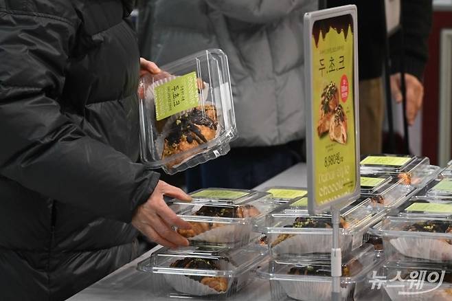 신세계푸드의 가성비 디저트 '두바이 스타일 초코 크루아상(두초크)'가 출시된 30일 오전 서울 용산구 이마트 용산점 내 베이커리에서 소비자가 '두초크'를 구매하고 있다. 사진=강민석 기자 kms@newsway.co.kr