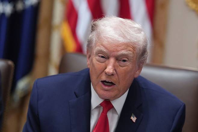 도널드 트럼프 미국 대통령이 현지시각 29일 백악관에서 내각회의를 주재하며 발언하고 있는 모습. (출처 : AP/뉴시스)