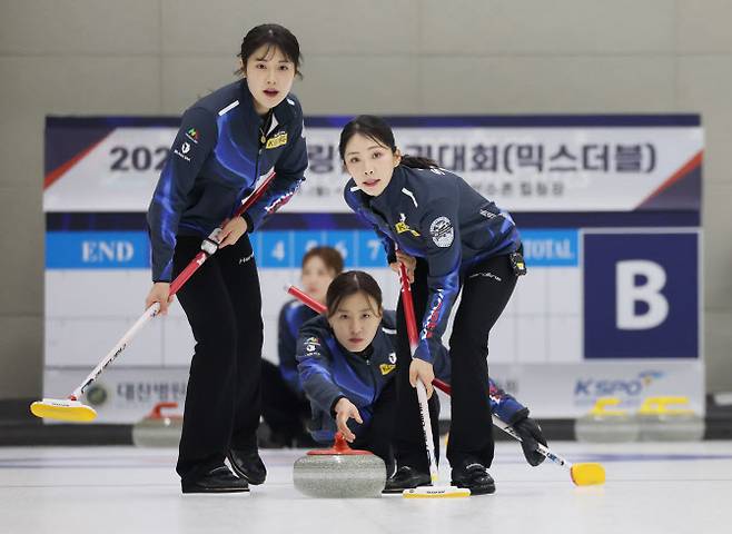 2026 밀라노·코르티나담페초 동계올림픽을 앞두고 27일 충북 진천선수촌 컬링장에서 컬링대표팀의 설예은(왼쪽부터), 김은지, 김수지가 훈련을 하고 있다. 사진=AFPBB NEWS