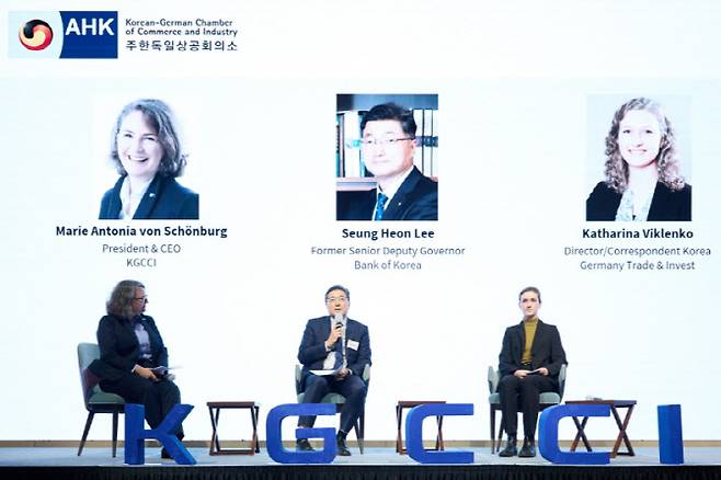 (왼쪽부터) 마리 안토니아 폰 쉔부르크 주한독일상공회의소 대표, 이승헌 전 한국은행 부총재, 카타리나 비클렌코 독일무역투자진흥처 한국대표가 2026 경제 전망 행사 질의응답 세션에 참여하고 있다. (사진=KGCCI)