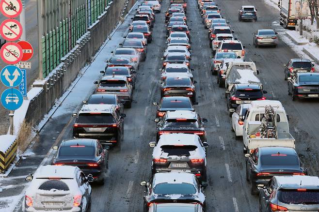 출근길에 나선 차량들. (사진=연합뉴스)