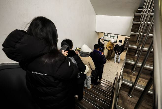 30일 서울 마포구 스타벅스 홍대동교점을 찾은 시민들이 스타벅스 두바이 쫀득롤을 구매하기 위해 줄 서 있다. (사진=뉴시스).