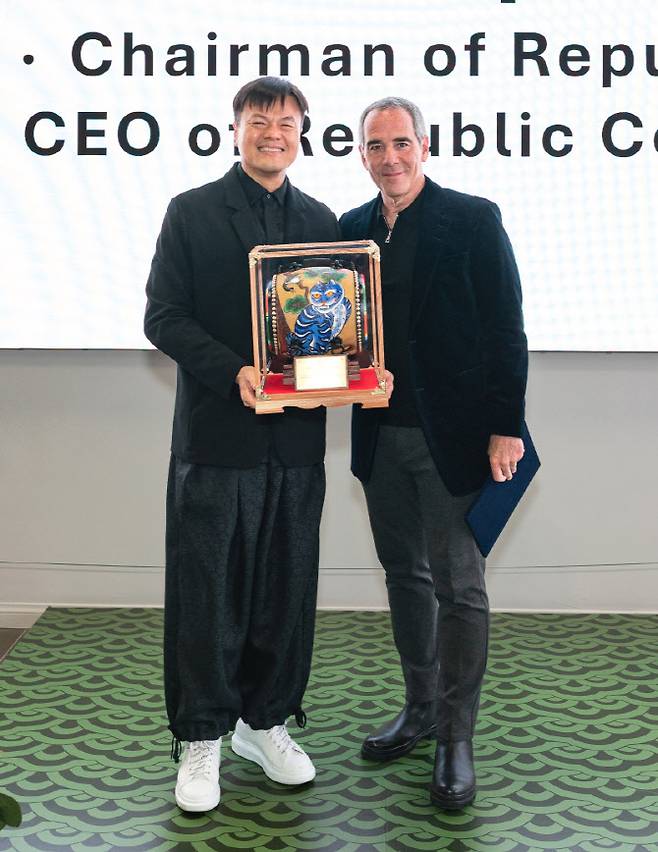 박진영(왼쪽) 대통령 직속 대중문화교류위원회(대중위) 위원장이 29일 몬테 립먼 리퍼블릭 레코즈 회장에게 '호작도' 문양을 담은 대중위 특별위원 위촉장을 전달하며 기념 촬영을 하고 있다. (사진=대중문화교류위원회)