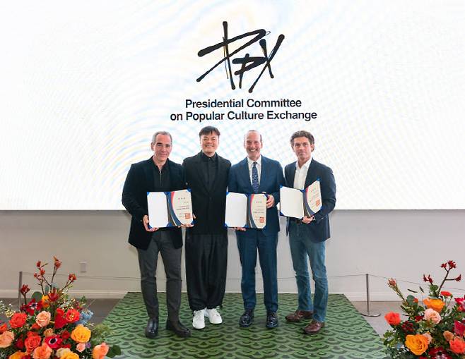 대중문화교류위원회(대중위) 특별위원 위촉식이 29일 열렸다. 왼쪽부터 몬테 립먼 리퍼블릭 레코즈 회장, 박진영 위원장, 프레드 데이비스 레인그룹 파트너 겸 음악 부문 글로벌 공동대표, 제이 펜스케 펜스케 미디어 코퍼레이션 회장 겸 최고경영자. (사진=대중문화교류위원회)