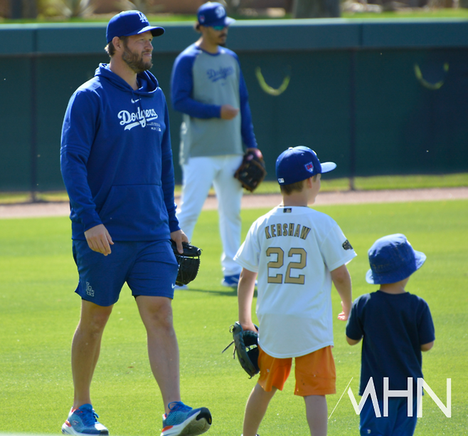 (커쇼 얼굴에 핀 주름과 그의 자녀들이 세월의 흐름을 느끼게 해준다)