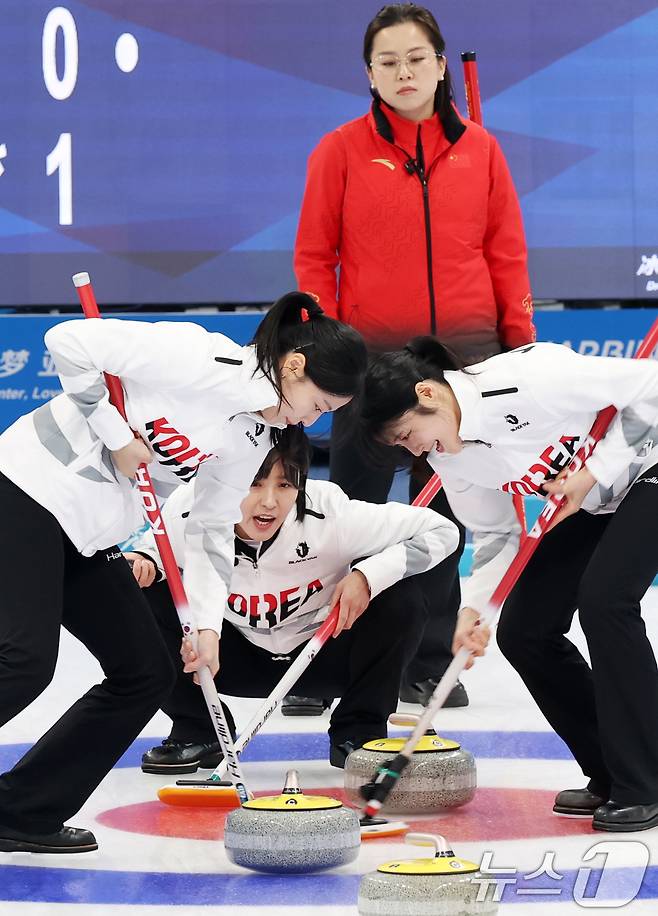 스톤 투구 후 스위핑은 매우 중요한 요소다. / 뉴스1 DB ⓒ News1 이승배 기자