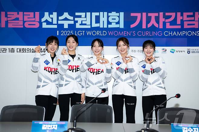 2026 밀라노 올림핌에서 금메달을 노리는 여자 컬링 경기도청 '팀 김'. 왼쪽부터 김은지, 김민지, 김수지, 설예지, 설예은. (LGT 세계여자컬링선수권대회 조직위원회 제공. 재판매 및 DB 금지)